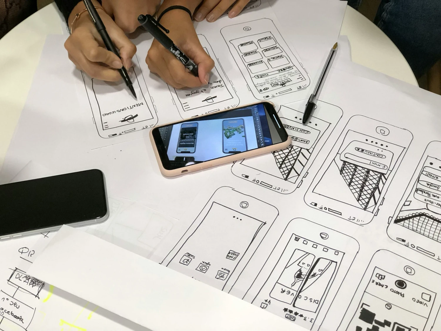 Creación de aplicaciones móviles nativas e híbridas para iOS y Android.